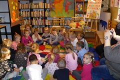 Przedszkolaki na urodzinach Puchatka w Niekursku (1)