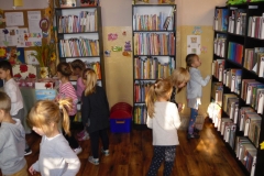 Przedszkolaki na urodzinach Puchatka w Niekursku (2)