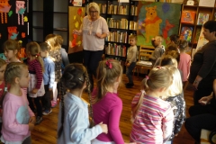 Przedszkolaki na urodzinach Puchatka w Niekursku (4)