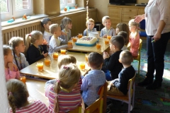 Przedszkolaki na urodzinach Puchatka w Niekursku (7)