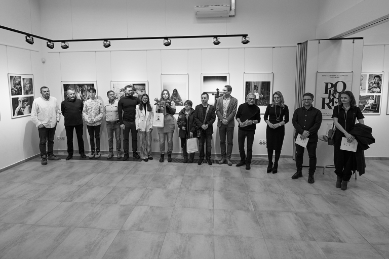 Zdjęcie grupowe laureatów, jury i organizatorów Ogólnopolskiego Konkursu Portret